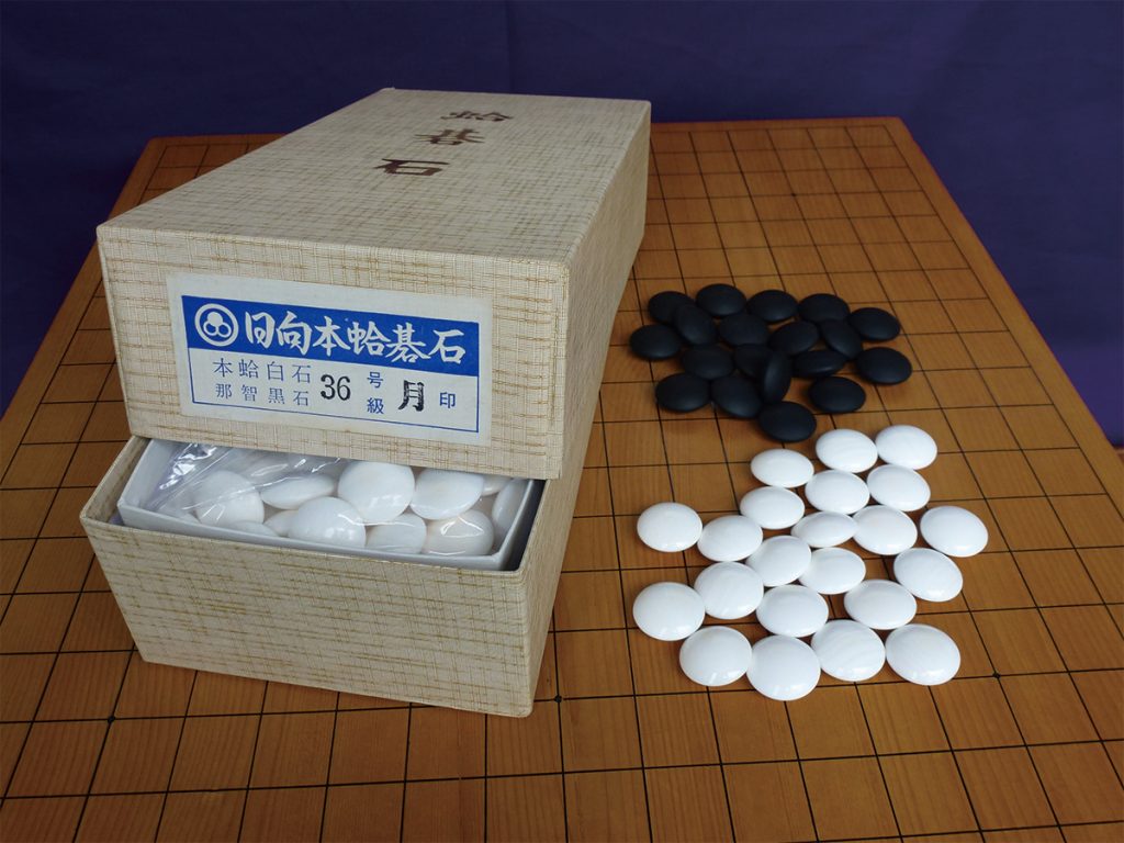 国産）日向特産蛤碁石 月印 36号 10.1ミリ ￥4,000,000 | 稲田碁石製造所