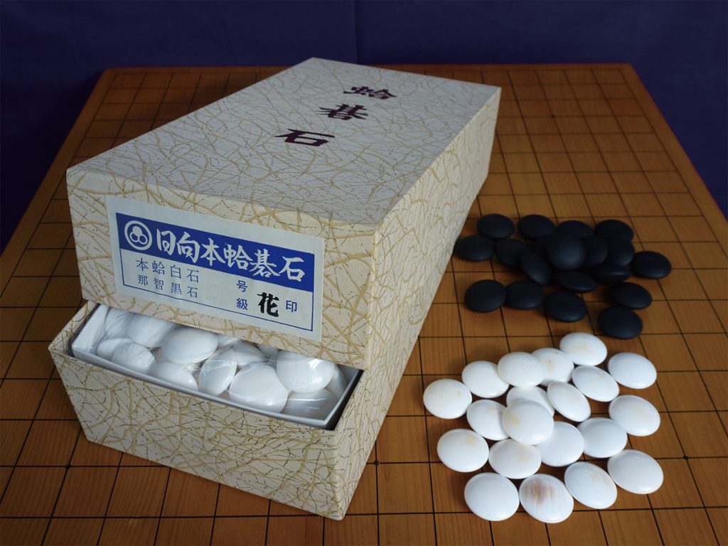 碁石の宝石 日向特製 本蛤碁石３０号 実用印 国産）日向特産蛤碁石 花印 30号 8.0ミリ ￥72,000 | 稲田碁石製造所